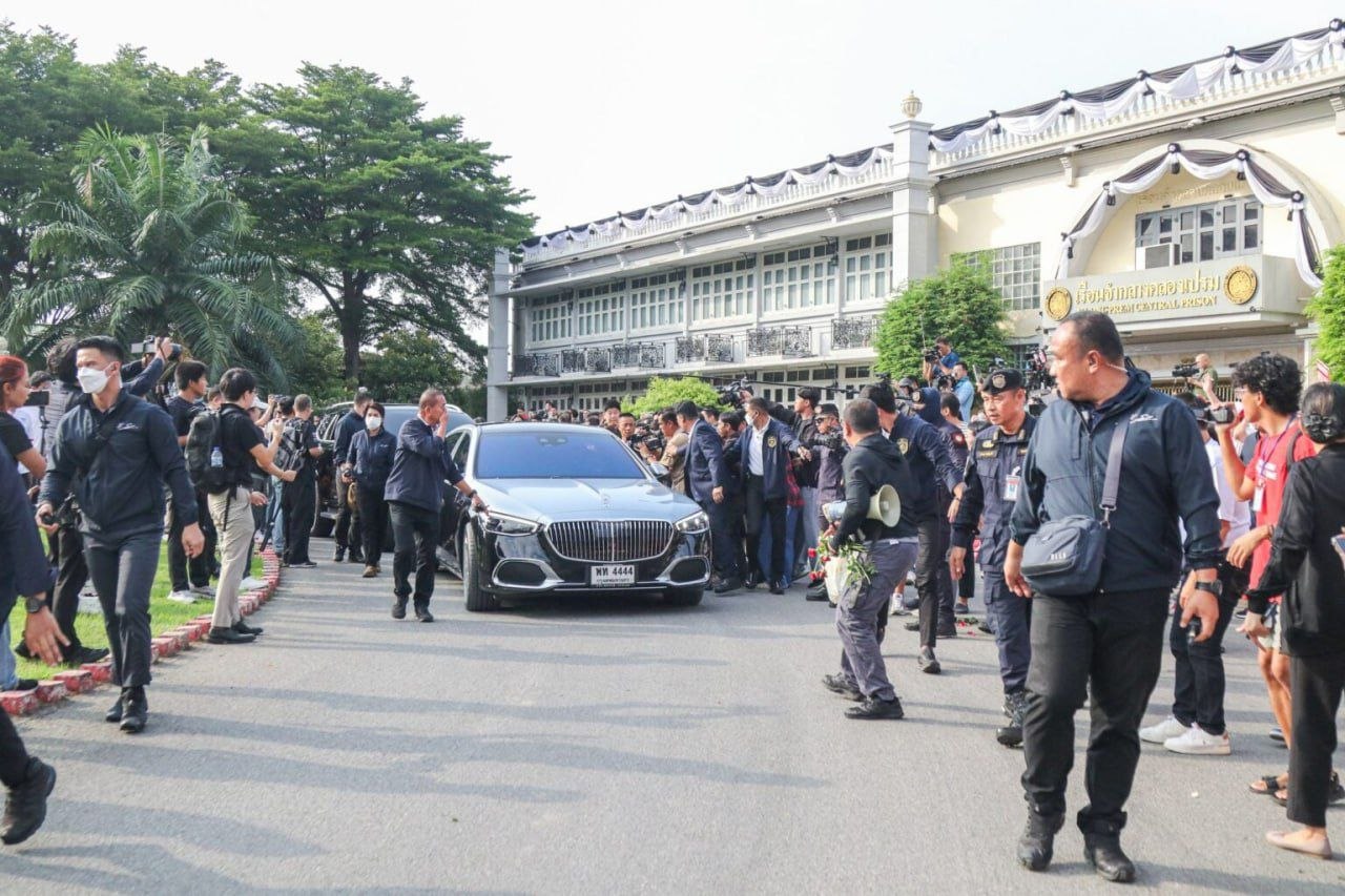 泰国新闻 他信出狱现场泪目相拥，支持者高呼万岁！