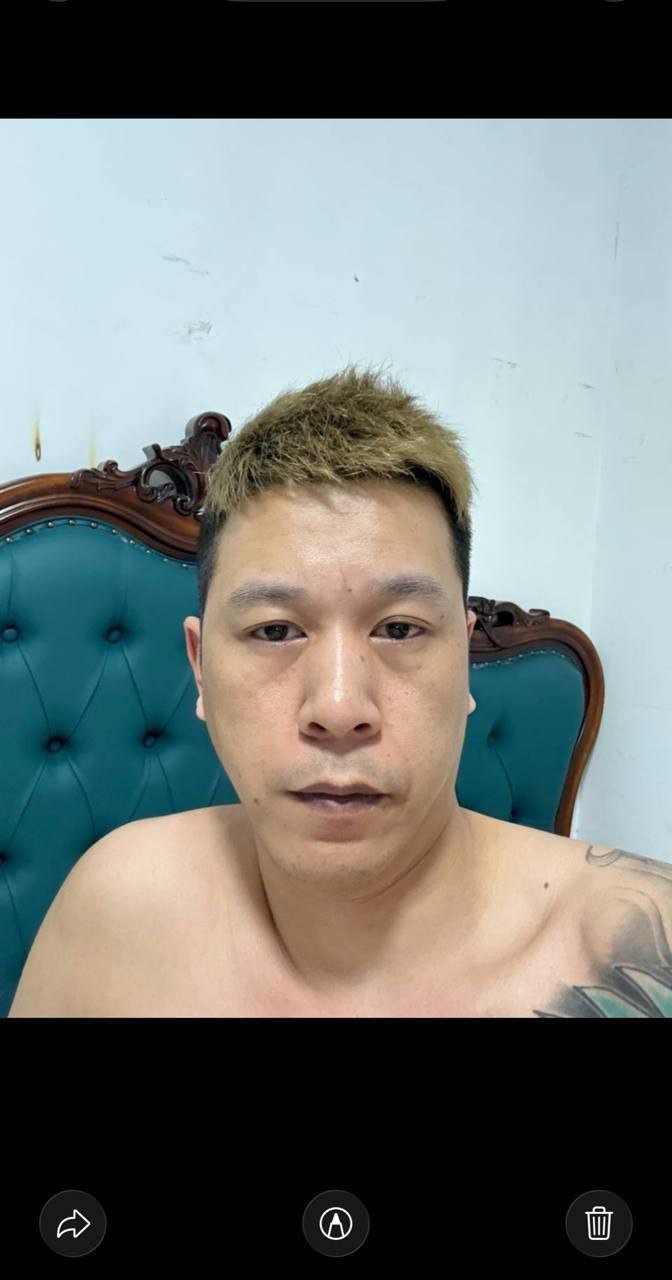 大家注意避坑⚠️图1是他本人照片。图2家庭住址、关于此人以前在缅甸猛拉、从事人口贩卖、国内军包诈骗、现在跑到三佛塔、依旧从事贩卖人口、和国内军包诈骗、此人不讲武德、背弃信义、盯着身边熟人骗、满嘴跑火车、嘴里没一句实话、合作从来不结账、都是直接黑、此人待的公司物业或者他的老板看到了注意一下、他搞的坑蒙拐骗别连累到你们公司团队了、你这个杂种畜生一辈子别回国了、你的家人也跟着你这杂碎一起丢人、跟他认识的人跟他打交道的时候擦亮你们的双眼、别被此孙子给骗了