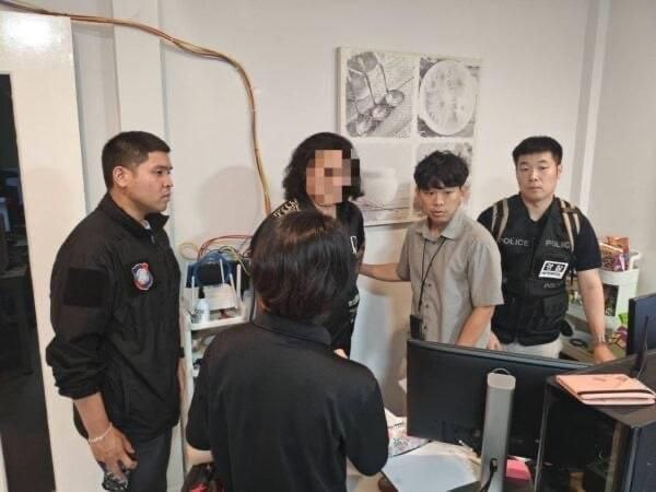 泰国新闻 泰国警方雷霆出击！三小时极速突袭曼谷豪宅，一举抓获 5 名韩国籍嫌犯，现场查获 66 台涉案电子设备，全为跨国诈骗作案工具