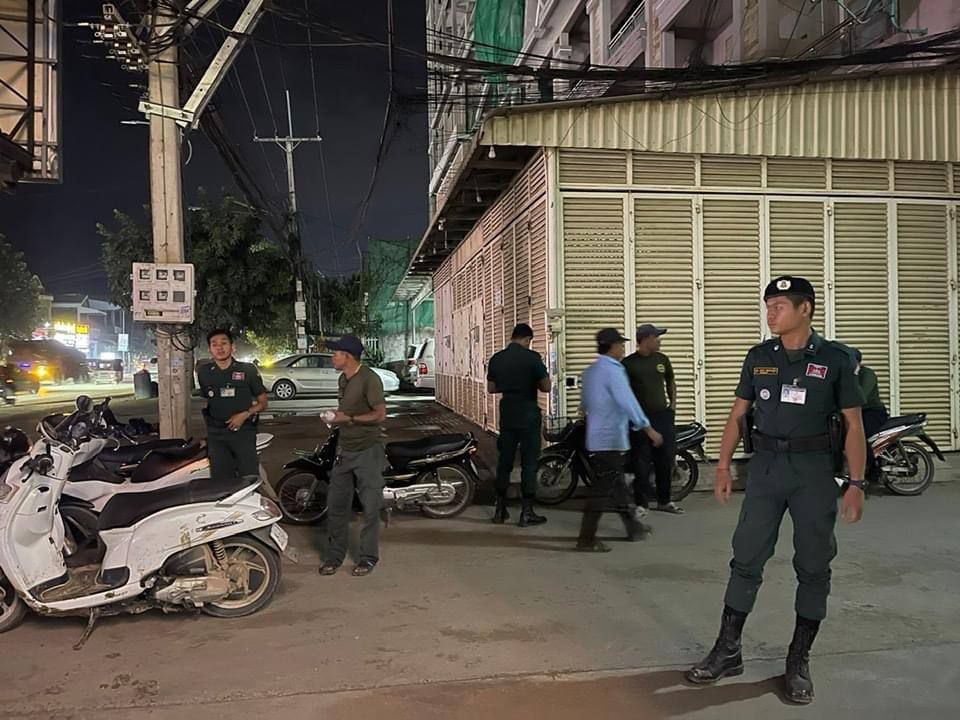 夜间巡查 戈公警方今天晚上在市主干道加油站至医院路段各有宪兵驻守