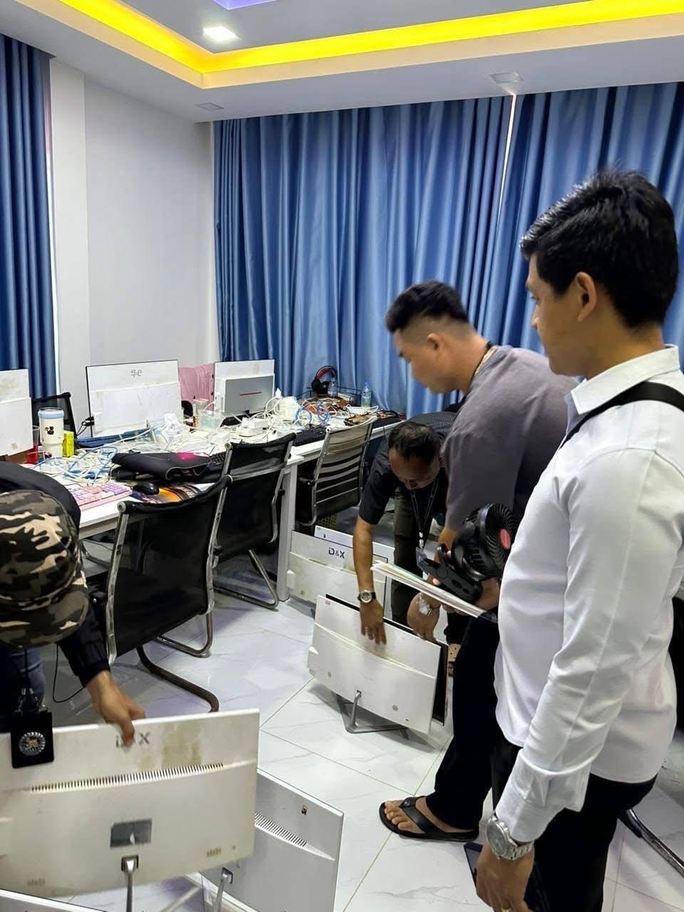 柬埔寨木牌达达超市后面，今天抓了最少40人，有越南人和中国人，还有一些印度人，具体数量还不清楚